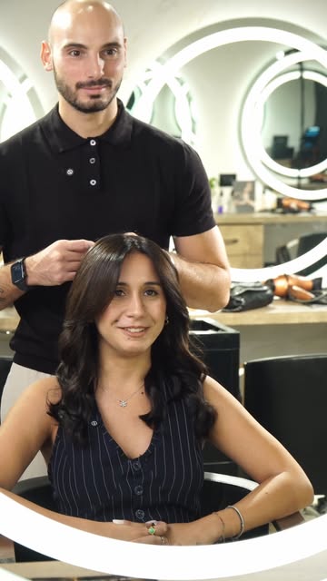 Felice Ragucci nel salone con una cliente