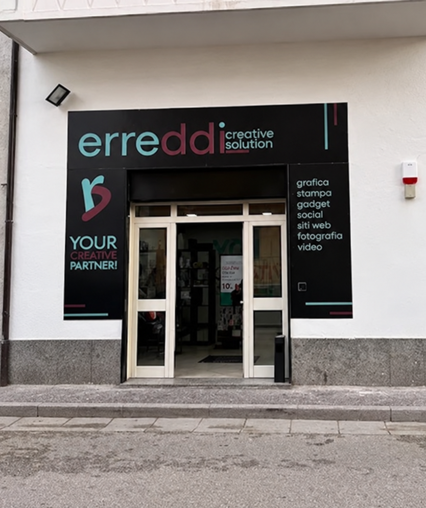 Ingresso dello studio Erreddi in Via Ventriglia 109 a Curti