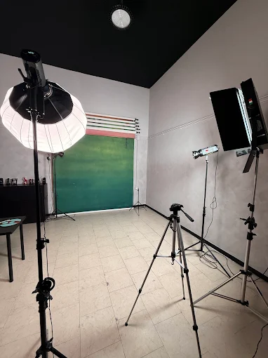 Sala posa Erreddi con luci professionali e fondali